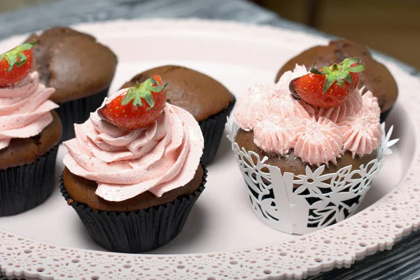 Bolinhos Chocolate Com Creme Morango Decorado Com Metade Morangos Chocolate — Fotografia de Stock