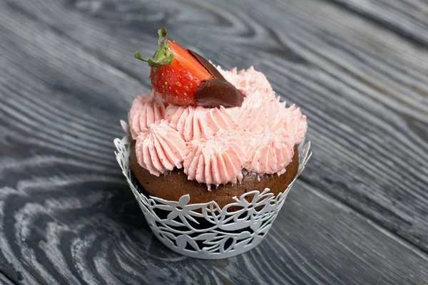 Cupcake Cioccolato Con Crema Fragole Decorato Con Mezza Fragola Cioccolato — Foto Stock