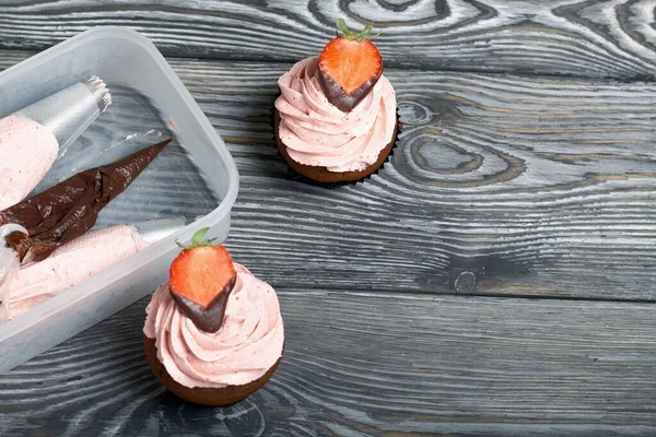 Cupcake Coklat Dengan Krim Stroberi Dihiasi Dengan Setengah Stroberi Dalam — Stok Foto