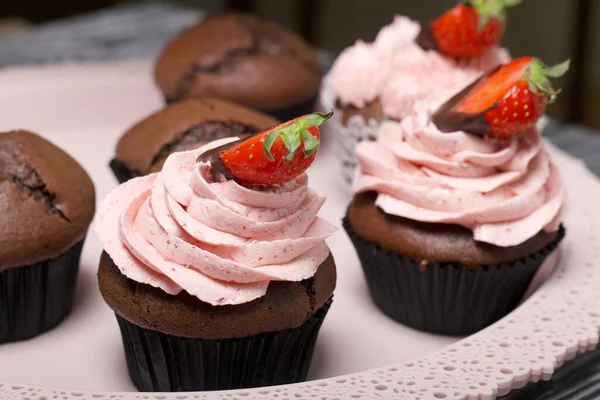 Bolinhos Chocolate Com Creme Morango Decorado Com Metade Morangos Chocolate — Fotografia de Stock