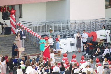 MINSK, BELARUS, 10 HAZİRAN 2020 lise mezunu. Mezunlar okulun önündeki siteden sertifika alıyorlar.