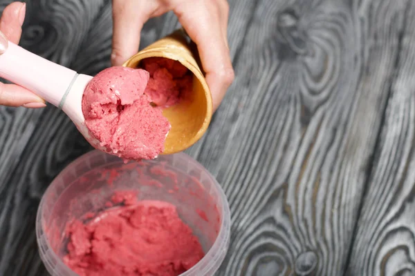 Una Mujer Llena Cono Gofre Con Helado Fresa Cuchara Helado — Foto de Stock