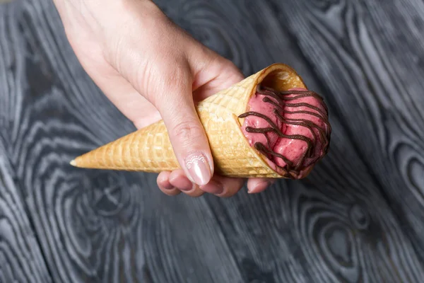 Mujer Sostiene Helado Fresa Cono Gofre Mano Decorado Con Chocolate — Foto de Stock