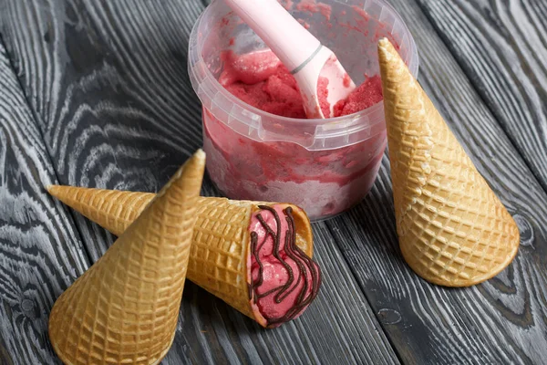 Helado Fresa Cono Gofre Decorado Con Chocolate Muy Cerca Encuentran — Foto de Stock