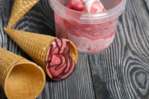 Helado Fresa Cono Gofre Decorado Con Chocolate Muy Cerca Encuentran —  Fotos de Stock