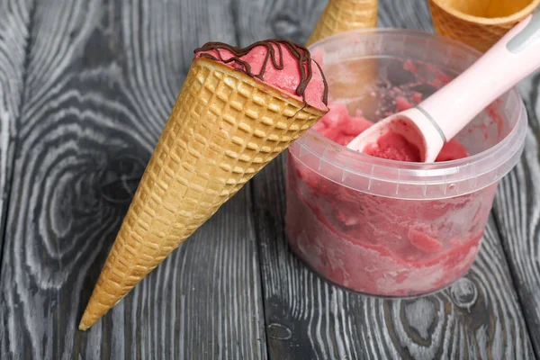 Helado Fresa Cono Gofre Decorado Con Chocolate Muy Cerca Encuentran — Foto de Stock