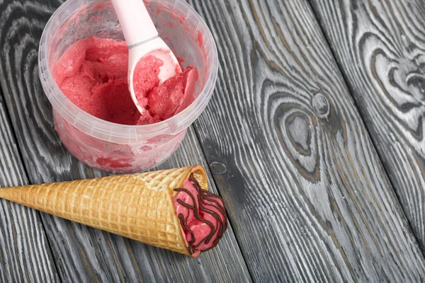 Helado Fresa Cono Gofre Decorado Con Chocolate Cerca Del Recipiente — Foto de Stock