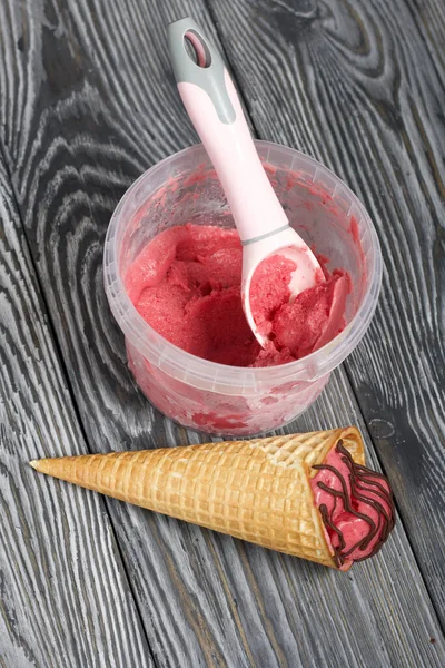 Παγωτό Φράουλα Χωνάκι Βάφλας Γαρνιρισμένο Σοκολάτα Κοντά Στο Δοχείο Παγωτό — Φωτογραφία Αρχείου