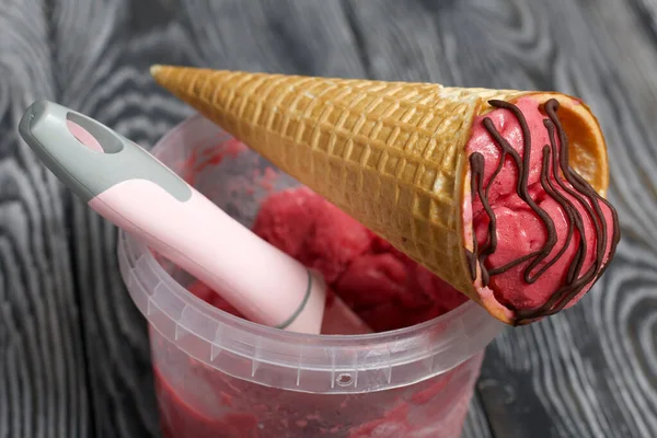 Παγωτό Φράουλα Χωνάκι Βάφλας Γαρνιρισμένο Σοκολάτα Κοντά Στο Δοχείο Παγωτό — Φωτογραφία Αρχείου