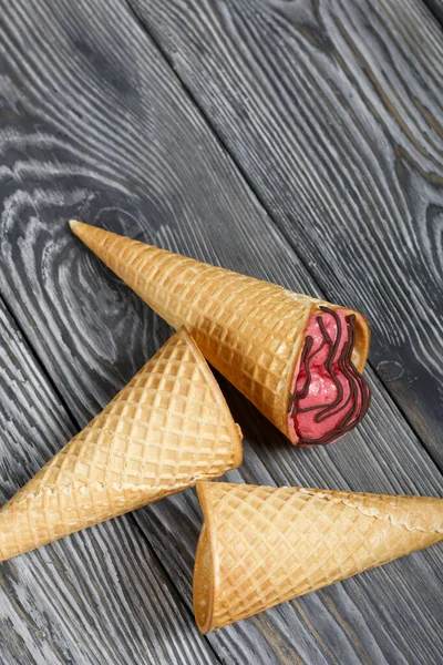 Παγωτό Φράουλα Χωνάκι Βάφλας Γαρνιρισμένο Σοκολάτα Κοντά Υπάρχουν Άδειοι Κώνοι — Φωτογραφία Αρχείου