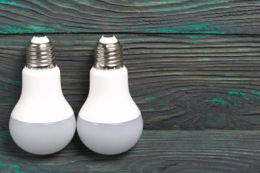 Çam ağacından yapılmış ampuller siyah ve yeşile boyanmış. Yeşil teknoloji.