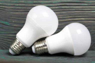 Çam ağacından yapılmış ampuller siyah ve yeşile boyanmış. Yeşil teknoloji.