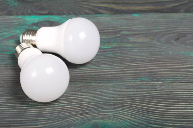 Çam ağacından yapılmış ampuller siyah ve yeşile boyanmış. Yeşil teknoloji.