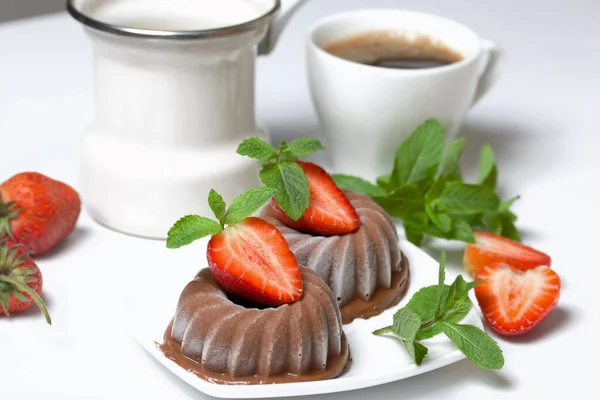 Chocolate Fudge Garnished Half Strawberry Petals Garnished Sprigs Mint Strawberries — Stock Photo, Image