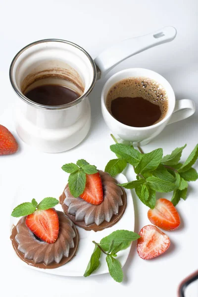 Chocolate Fudge Garnished Half Strawberry Petals Garnished Sprigs Mint Strawberries — Stock Photo, Image