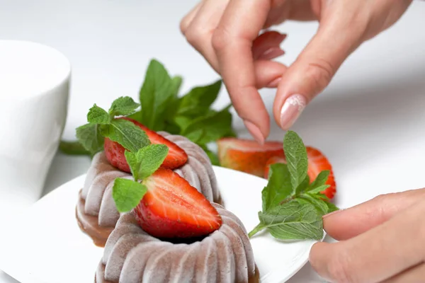 Dulce Chocolate Adornado Con Media Fresa Con Pétalos Mujer Decora — Foto de Stock