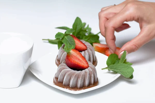 Chokladkola Garnerad Med Halv Jordgubbe Med Kronblad Kvinnan Inreder Dessert — Stockfoto
