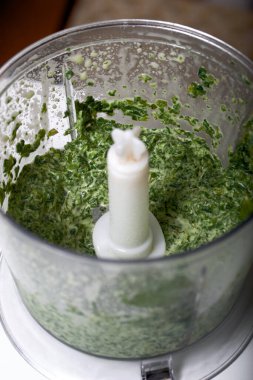 Ispanak ve nane karışımı bir kasede doğranmak için.