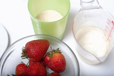 İsviçre dürümü, ıspanaklı ve naneli. Çilekle doldurulmuş. Yemek pişirmek için gerekli malzemeler.