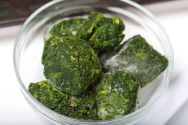 Bisküvi rulosu için ıspanak ve naneli dondurulmuş ıspanak. Çilekle doldurulmuş. Yemek pişirmek için gerekli malzemeler.