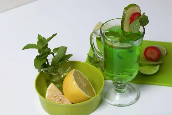 Groene Limonade Een Glas Versierd Met Limoen Aardbeien Met Munttakjes — Stockfoto