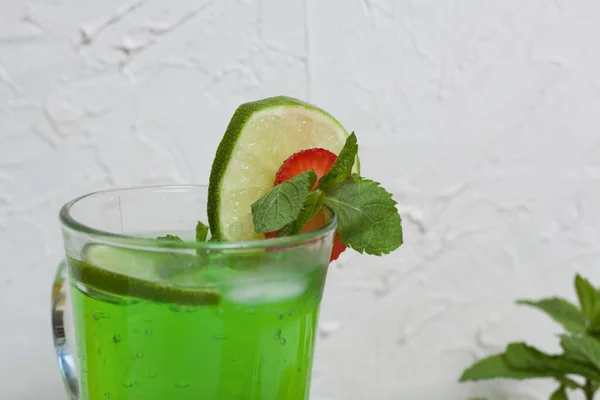 Πράσινη Λεμονάδα Ποτήρι Διακοσμημένο Λάιμ Και Φράουλες Αγκάθια Μέντας — Φωτογραφία Αρχείου