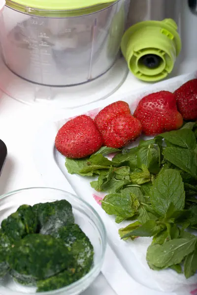 Rollo Suizo Con Espinacas Menta Lleno Fresas Ingredientes Para Cocinar — Foto de Stock