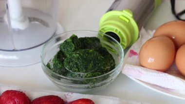 İsviçre dürümü yapmak için gerekli malzemeler ve aletler. Ispanak, nane, çilek ve daha fazlası masanın yüzeyinde..