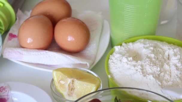 Zutaten und Werkzeuge für die Herstellung von Schweizer Rollen. Spinat, Minze, Erdbeeren und mehr auf dem Tisch — Stockvideo