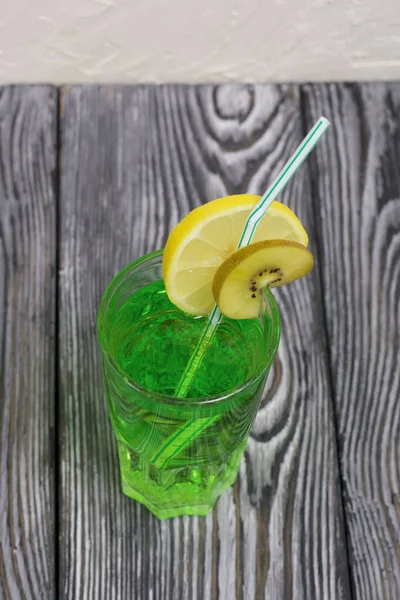Green Lemonade Glass Garnished Slice Lemon Kiwi Straw Cocktail — Stock Photo, Image