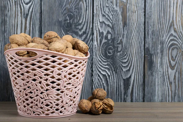 Mand Met Walnoten Verschillende Noten Zijn Verspreid Buurt Tegen Achtergrond — Stockfoto