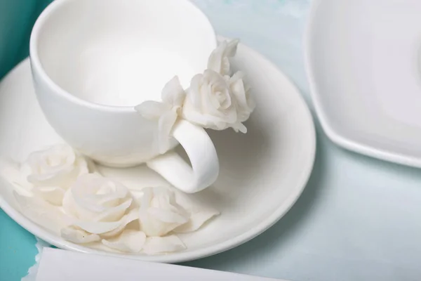 Rosas Con Pétalos Arcilla Polimérica Blanca Pegado Una Taza Artesanía — Foto de Stock