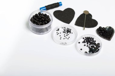 Boncuklardan yapılan el işleri. Siyah keçe ve boncuklardan broş yapmak için malzemeler.