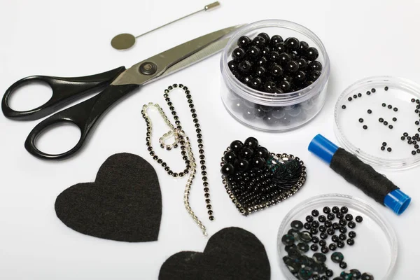 Gyöngyökből Készült Kézművesség Fekete Nemezből Gyöngyből Készült Brossúrák Készítésére Szolgáló — Stock Fotó