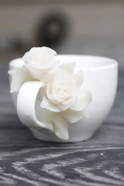 Ručně Vyráběný Šálek Zdobený Polymerovými Hliněnými Růžemi Šperky Bílé Polymerové — Stock fotografie