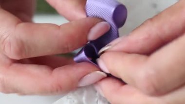 Bir kadın bir demet lavantaya fiyonk bağlar. El işi kağıdında buket. Yakın çekim..