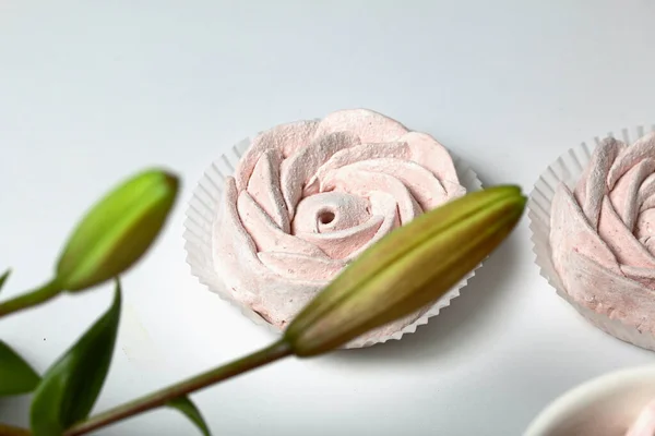バラの形をした自家製ゼファー テーブルの表面に横たわる 芽のないユリの近くで — ストック写真