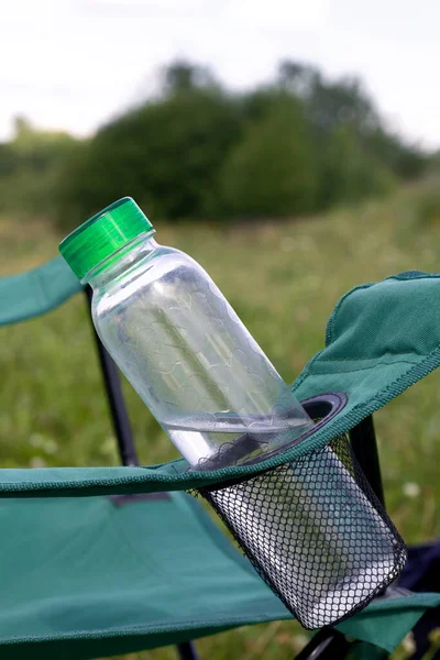 Fragmento Una Silla Camping Con Una Botella Agua Ramo Levanta — Foto de Stock