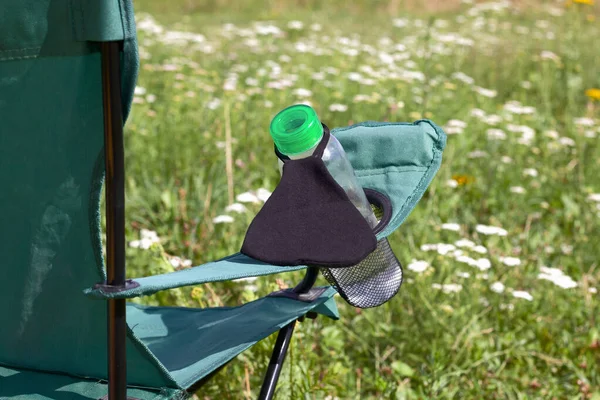 Fragmento Una Silla Camping Con Una Botella Agua Ramo Una — Foto de Stock