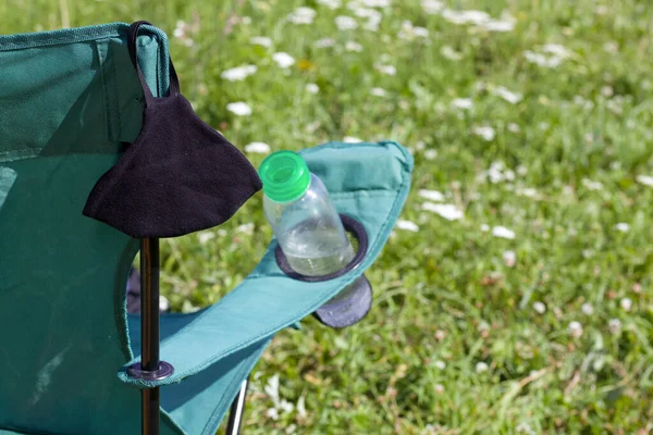 Fragmento Una Silla Camping Con Una Botella Agua Ramo Una — Foto de Stock