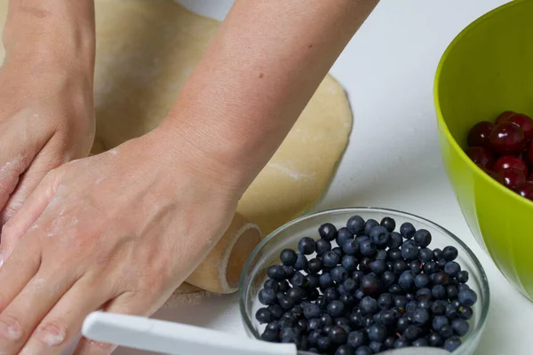 Una Mujer Saca Masa Para Hacer Albóndigas Rellenas Arándanos Cerezas — Foto de Stock