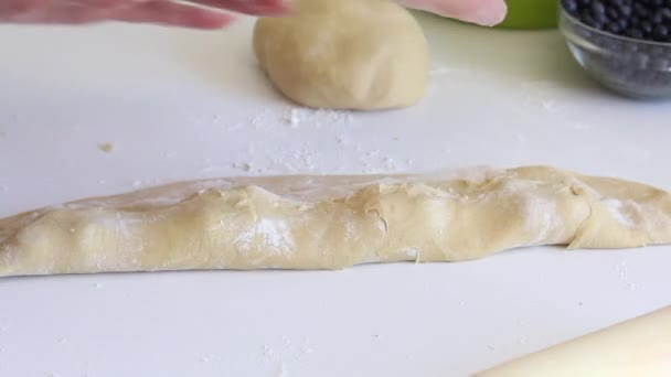 En kvinna formar dumplings med ett glas. Extraherar den form som krävs i degen. Koka dumplings. Närbild. — Stockvideo