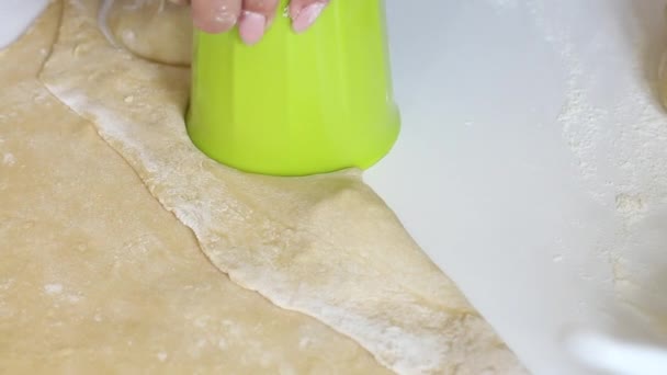 Une femme forme des boulettes avec un verre. Extrude la forme requise dans la pâte. Boulettes de cuisson aux myrtilles et cerises.. — Video