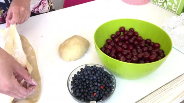 女人用面团包裹樱桃.饺子并排放在桌上.煮饺子. — 图库视频影像