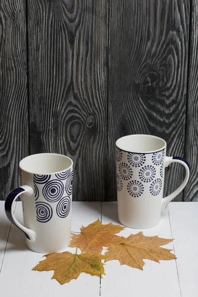Ceramic Mug White Surface Them Dried Autumn Maple Leaves Background — Stock Photo, Image