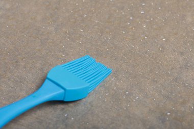 Bir kadın parşömeni ayçiçeği yağıyla yağlıyor. Haşhaş ve ceviz dolgulu bukleler yapmak için..