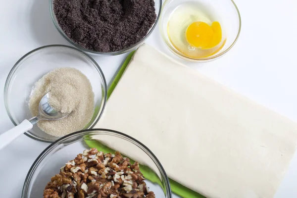 Ingredientes Para Hacer Rizos Hojaldre Rellenos Amapola Nuez Están Colocados — Foto de Stock