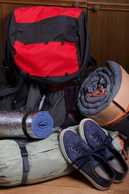 Turist ekipmanları. Kendini şişiren halılar, çadır ve spor ayakkabılar..