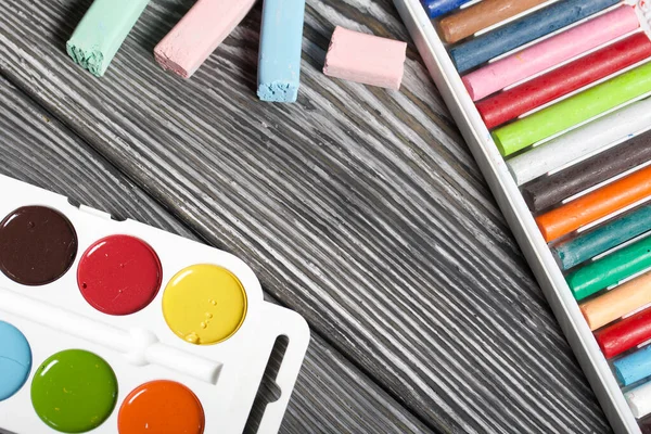 Krijt Van Verschillende Kleuren Aquarellen Pastels Tekenen Zwarte Beschilderde Dennenplanken — Stockfoto