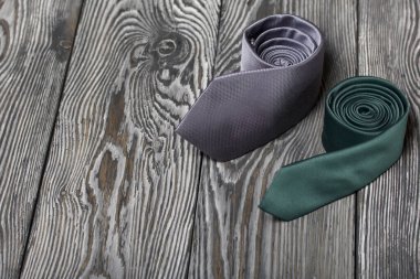 Farklı boylarda ve renkte iki erkek kravatı. Baba ve oğul için. Aşk ve Birliktelik Nesneleri.